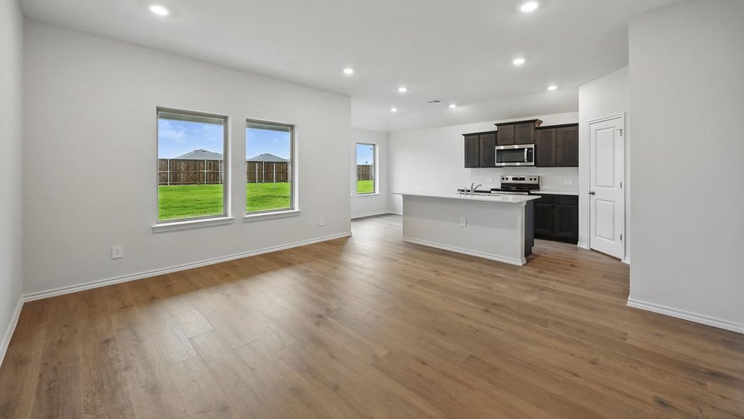 Spacious, unfurnished interior of a new home in Saddlebrook, Waxahachie (Image 7).