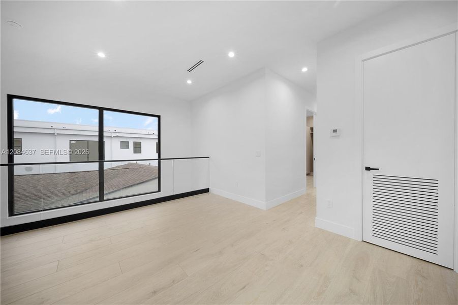 Spacious, unfurnished interior of a new home in , Fort Lauderdale (Image 44).
