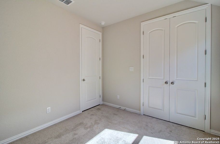 Spacious, unfurnished interior of a new home in Meyer Ranch - Enclave, New Braunfels (Image 21).