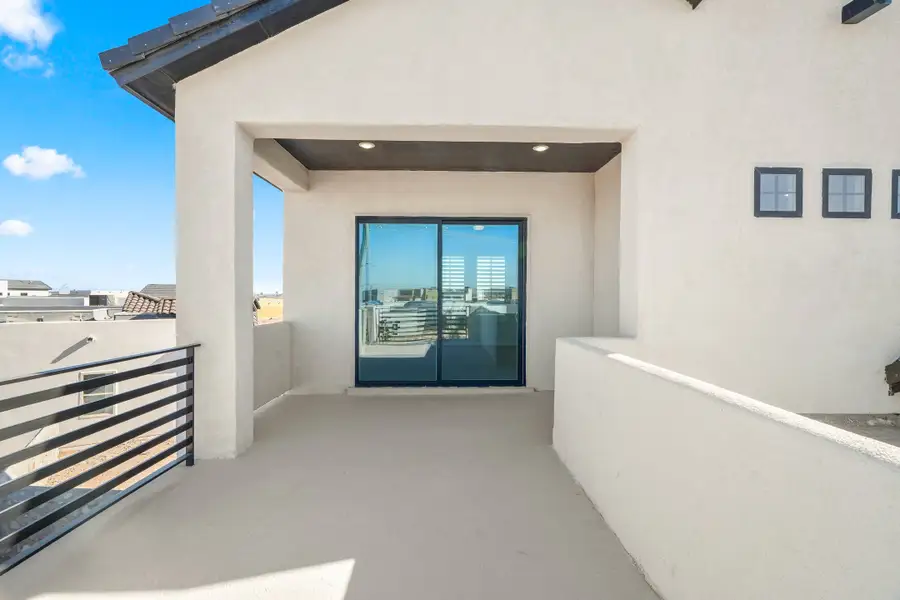 Exterior details and patio area of a home in Verdancia, El Paso (Image 4).