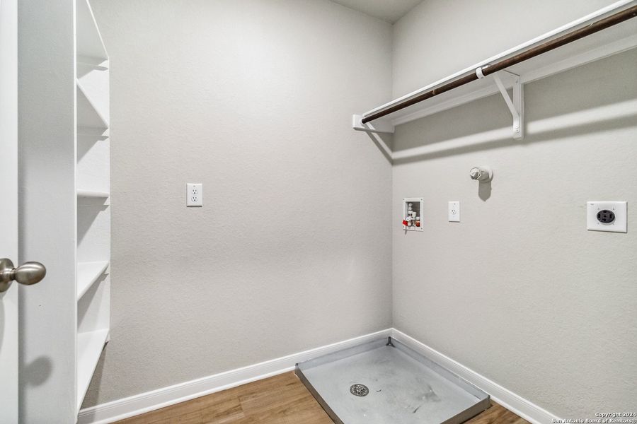 Spacious, unfurnished interior of a new home in Abbott Run, San Antonio (Image 25).