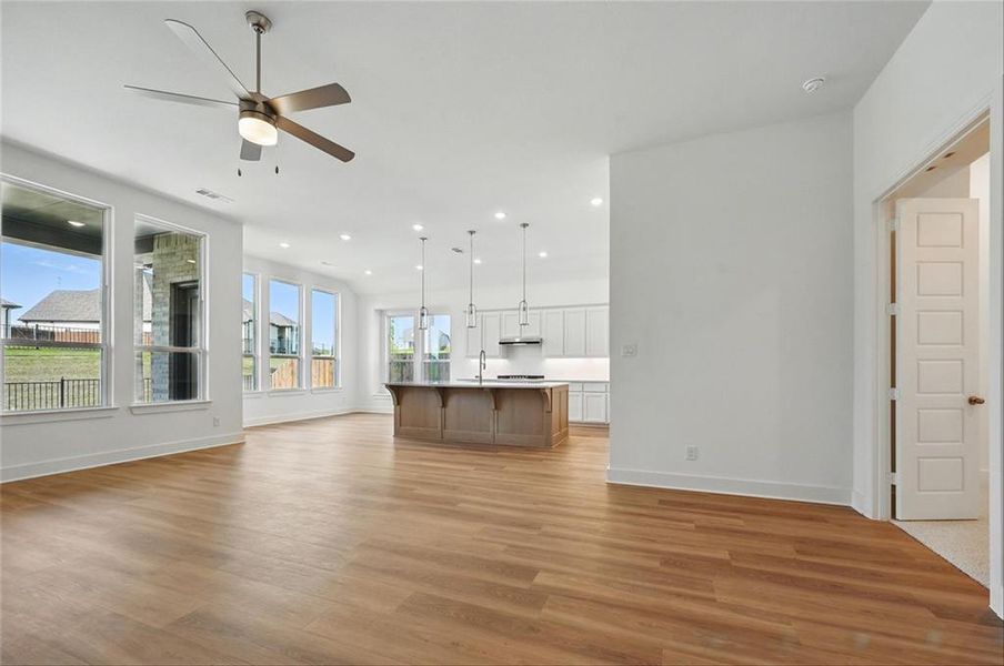 2131CharmingForgeRoadCANTA008 2131CharmingForgeRoadCANTA008