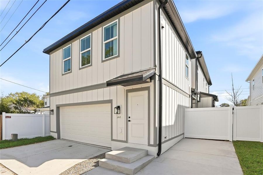 Exterior details and patio area of a home in , St. Petersburg (Image 4).