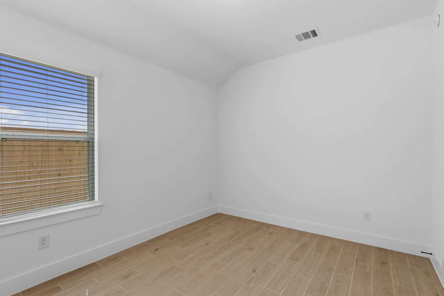 Spacious, unfurnished interior of a new home in Bridgeland, Elgin (Image 14).