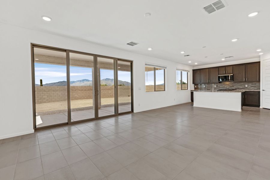 Spacious, unfurnished interior of a new home in Silverbell Ridge, Marana (Image 15).