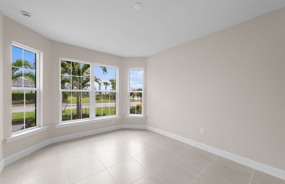 Spacious, unfurnished interior of a new home in Del Webb Oak Creek, North Fort Myers (Image 16).