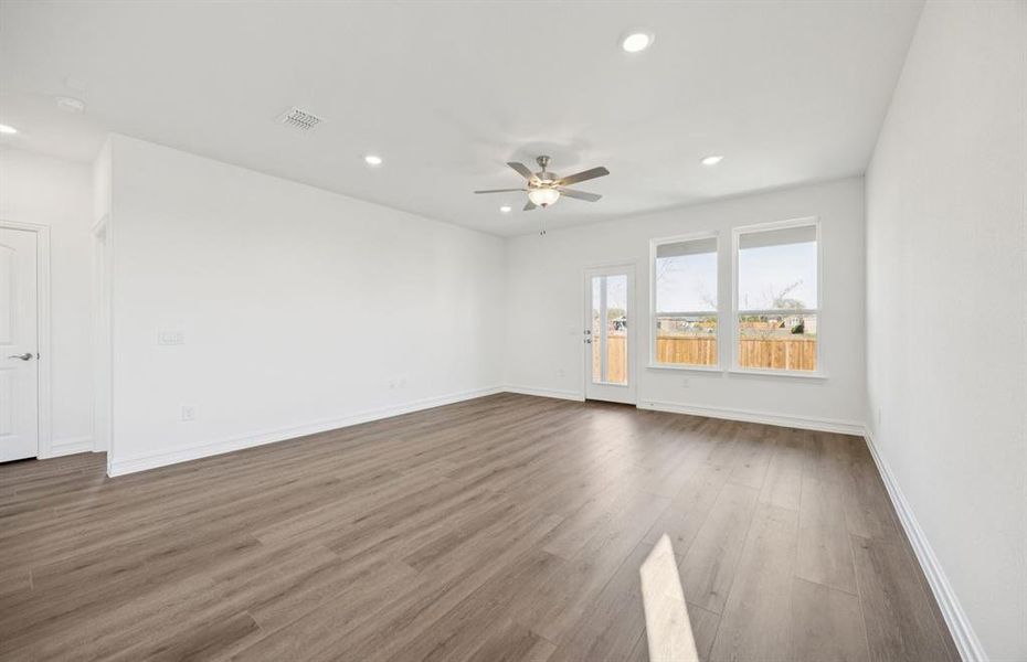 Gathering room with direct access to the backyard