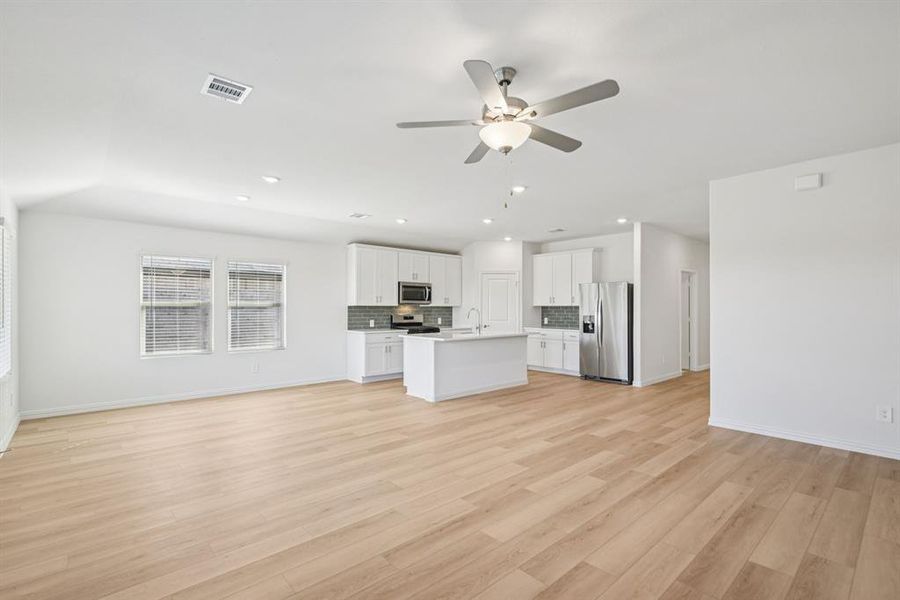 Spacious, unfurnished interior of a new home in Westmoor, Sherman (Image 32).