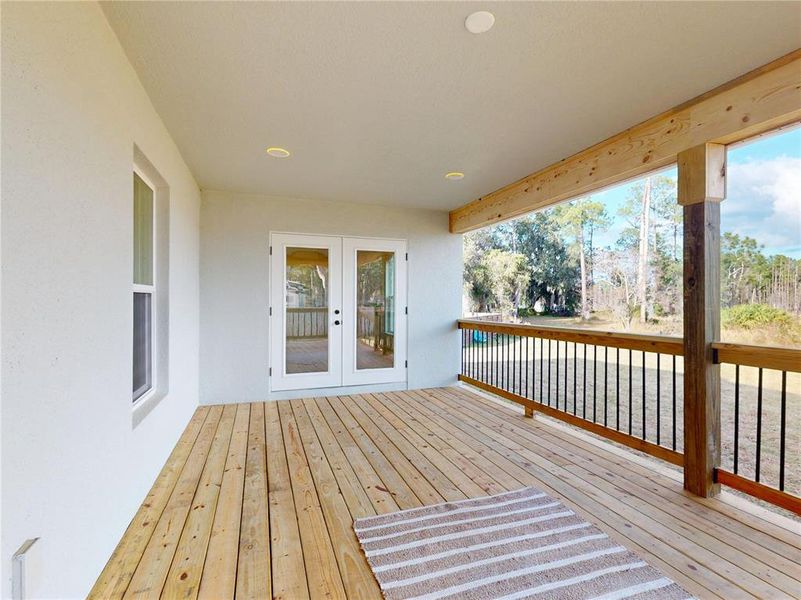 Exterior details and patio area of a home in , Deltona (Image 3).
