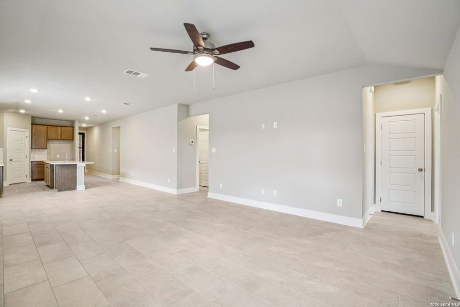 Spacious, unfurnished interior of a new home in Lark Canyon, New Braunfels (Image 16).