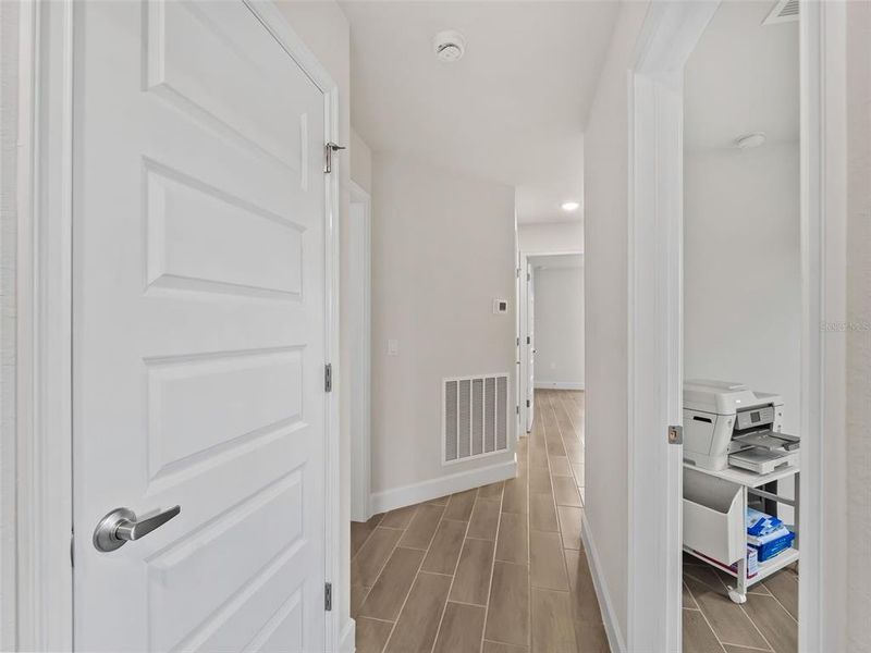 Spacious, unfurnished interior of a new home in Port Charlotte, Port Charlotte (Image 23).