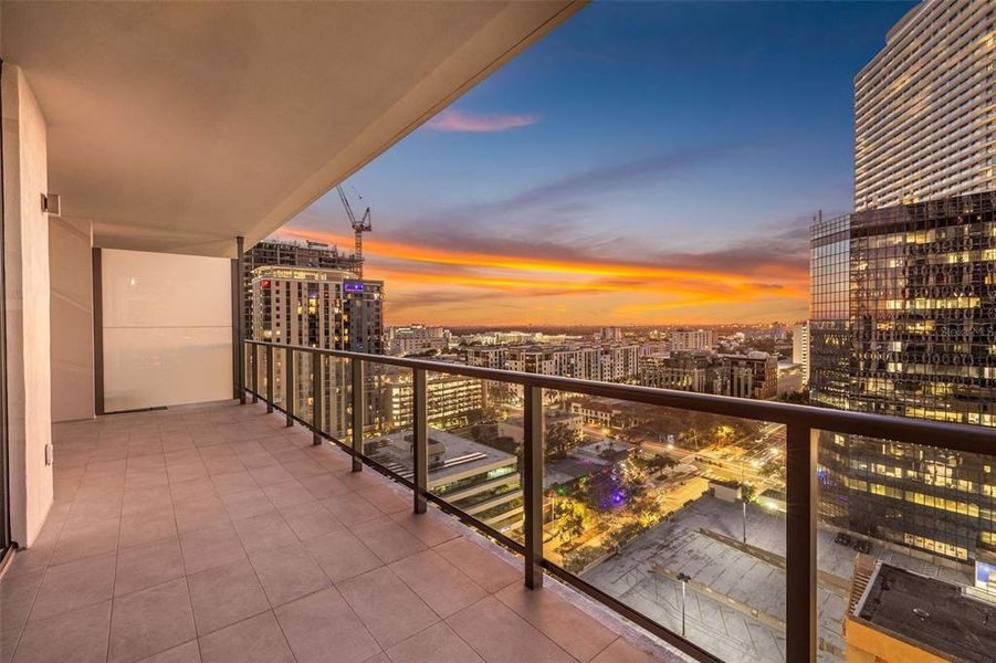 Condo located in St. Petersburg, FL showcasing its design and architecture (Image 28).