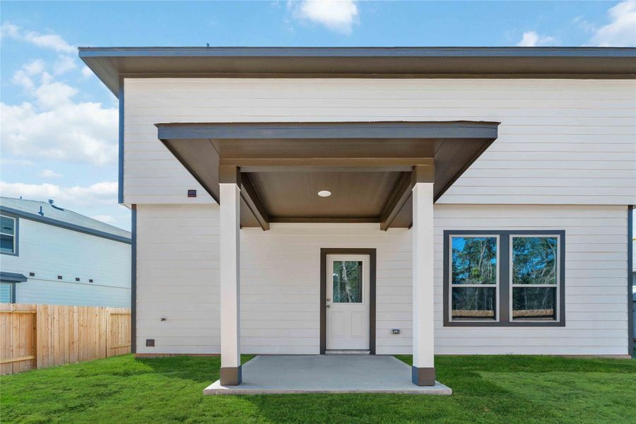Exterior details and patio area of a home in Meadow Park, Conroe (Image 2). Exterior details and patio area of a home in Meadow Park, Conroe (Image 2).