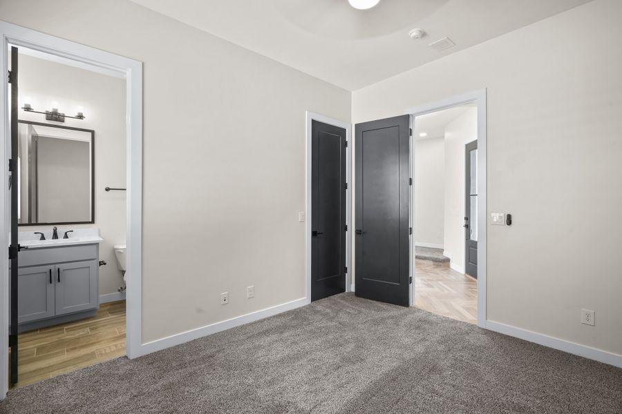 Spacious, unfurnished interior of a new home in Verdancia, El Paso (Image 21).