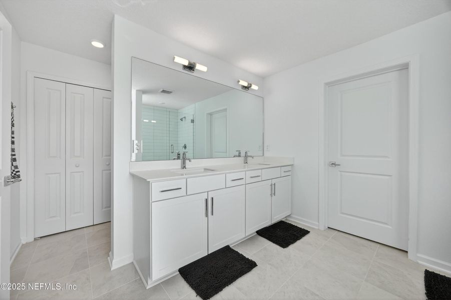 Furnished interior view inside a new home in , Middleburg (Image 39).