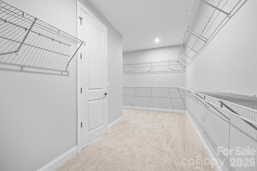 Spacious, unfurnished interior of a new home in Handsmill on Lake Wylie, York (Image 14).