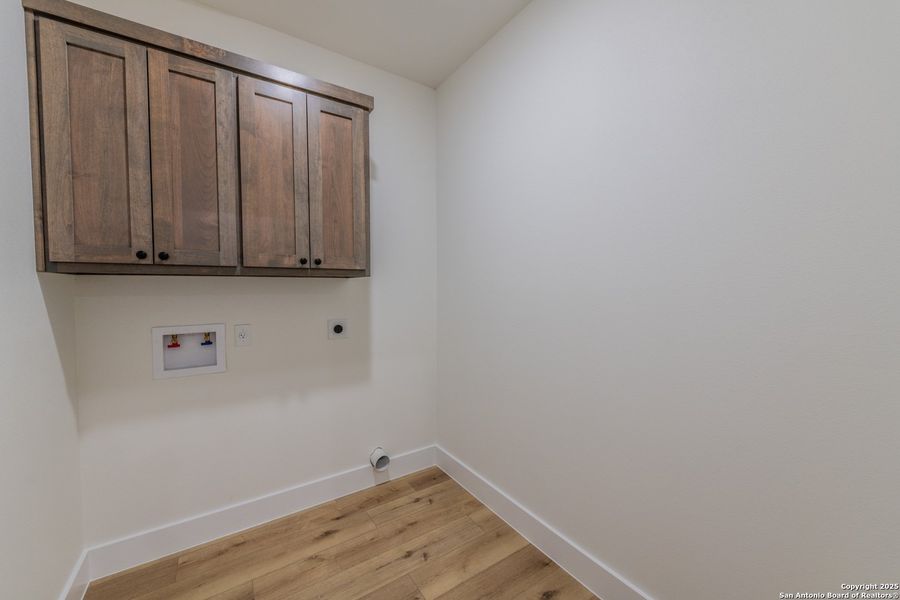 Spacious, unfurnished interior of a new home in , Canyon Lake (Image 32).