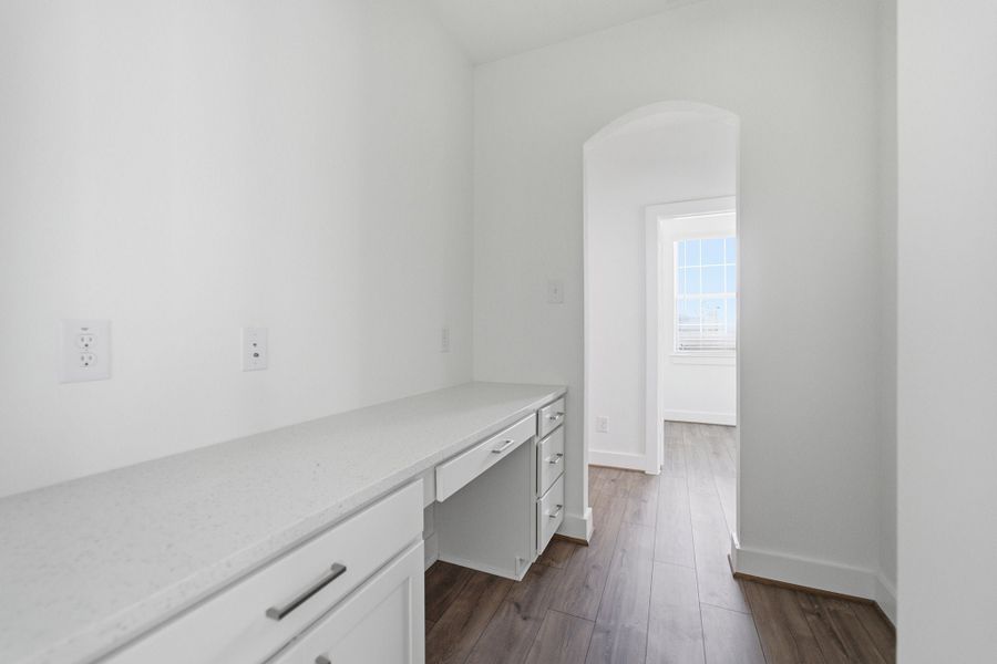 Spacious, unfurnished interior of a new home in Sundance Cove, Crosby (Image 23).