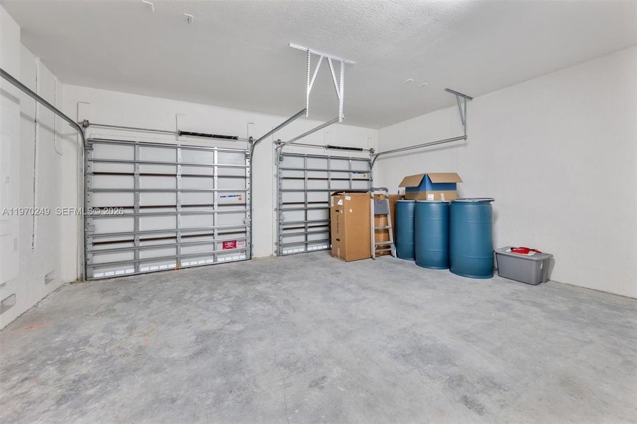 Spacious, unfurnished interior of a new home in , Miami (Image 24).