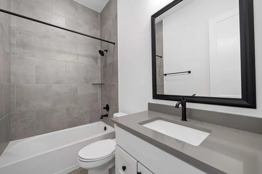 Representative furnished interior of a home built from the Malibu – 60′ Lot by Chesmar Homes in Fulshear Lakes, Fulshear (Image 3). Representative furnished interior of a home built from the Malibu – 60′ Lot by Chesmar Homes in Fulshear Lakes, Fulshear (Image 3).