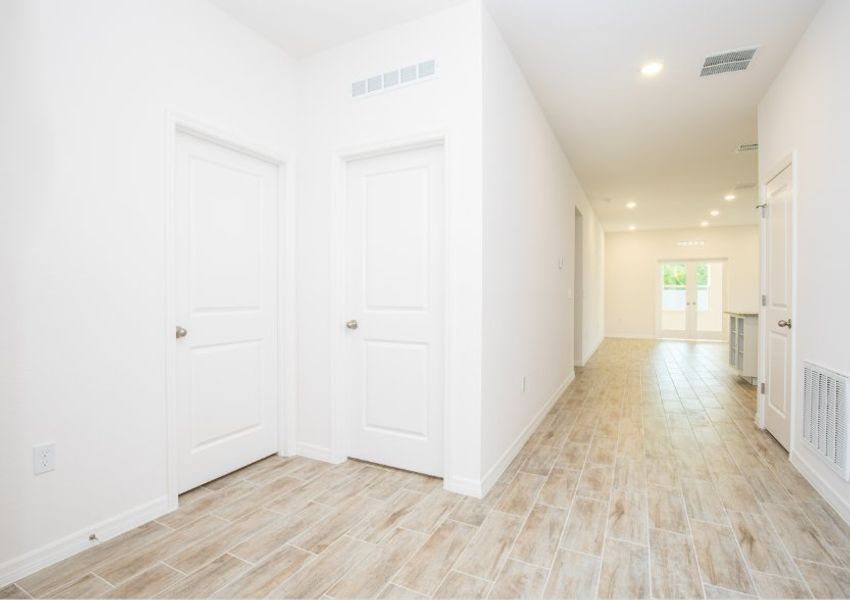 Spacious, unfurnished interior of a new home in Cape Coral, Cape Coral (Image 10).