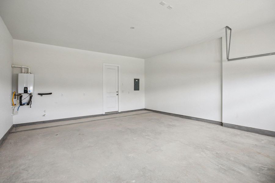 Spacious, unfurnished interior of a new home in Persimmon, Buda (Image 23).
