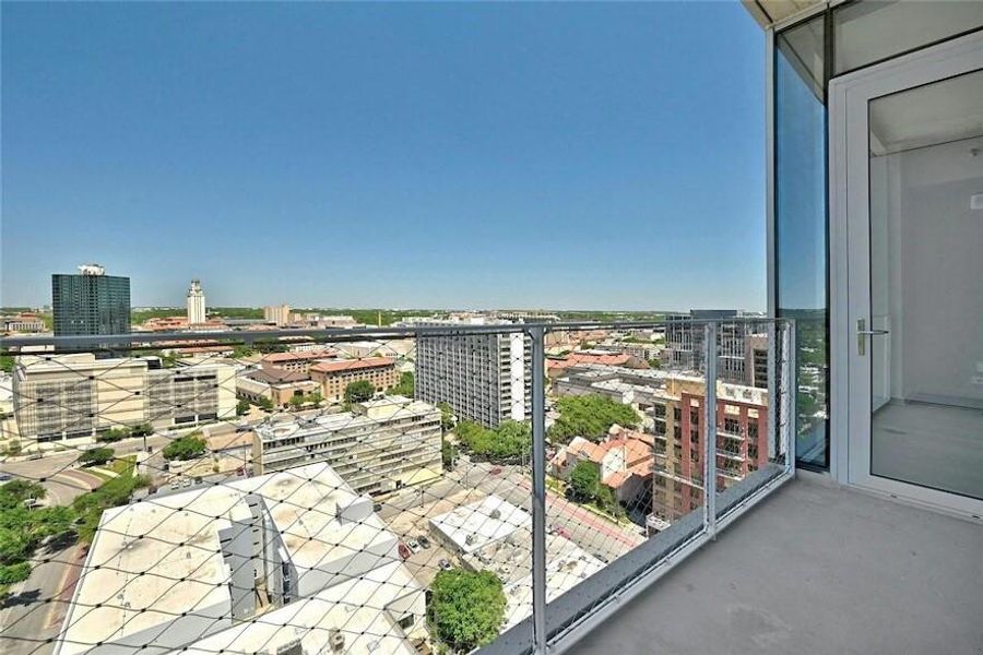 Condo located in Austin, TX showcasing its design and architecture (Image 5).