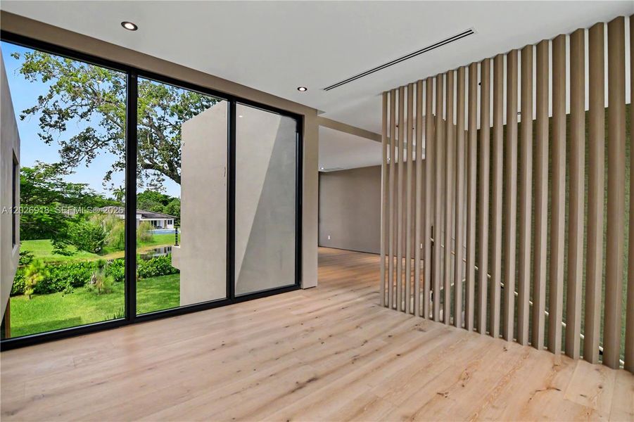 Spacious, unfurnished interior of a new home in , Pinecrest (Image 12).