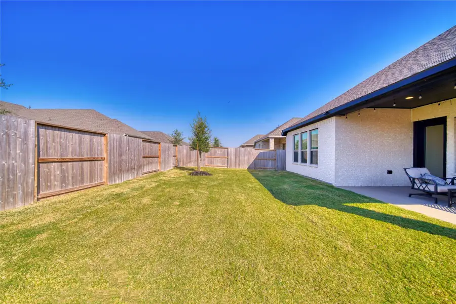Exterior details and patio area of a home in Meridiana 40'/45', Manvel (Image 4).