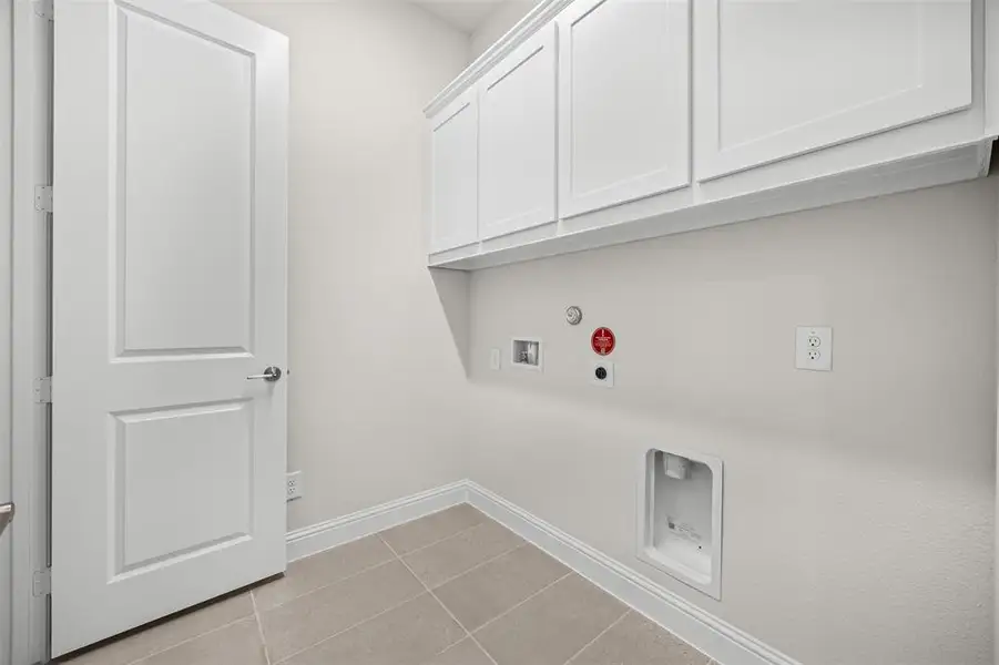 Spacious, unfurnished interior of a new home in Waterfall Ranch - 1 Acre Lots, Waxahachie (Image 15). Spacious, unfurnished interior of a new home in Waterfall Ranch - 1 Acre Lots, Waxahachie (Image 15).