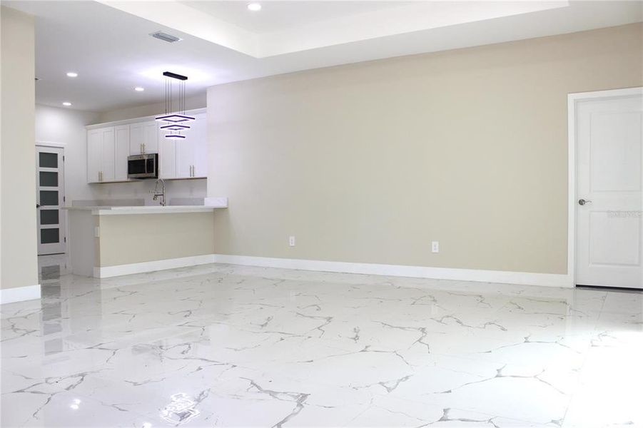 Spacious, unfurnished interior of a new home in , Tampa (Image 19).