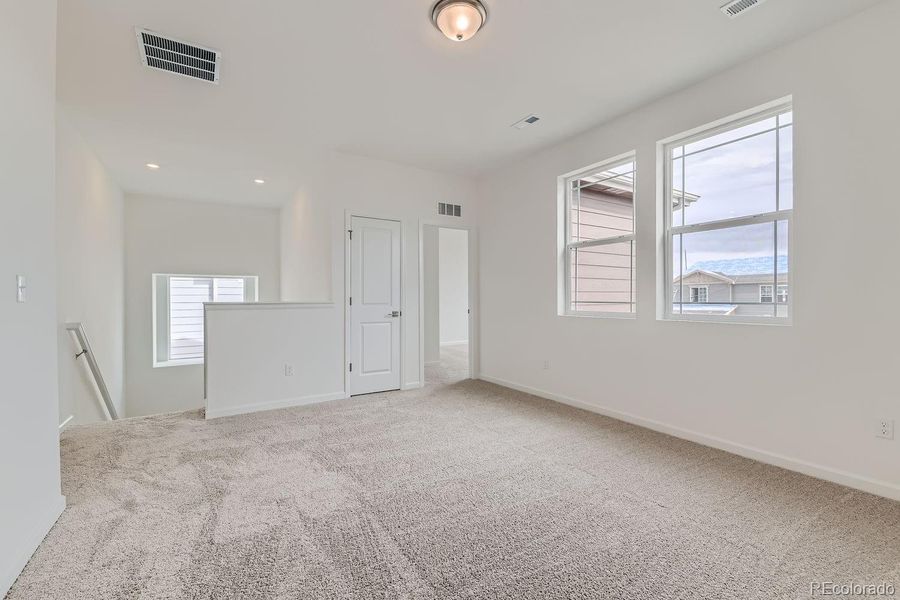 Spacious, unfurnished interior of a new home in Wolf Creek Run, Strasburg (Image 26).