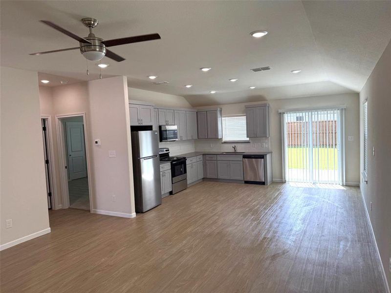 Spacious, unfurnished interior of a new home in , Sherman (Image 11).