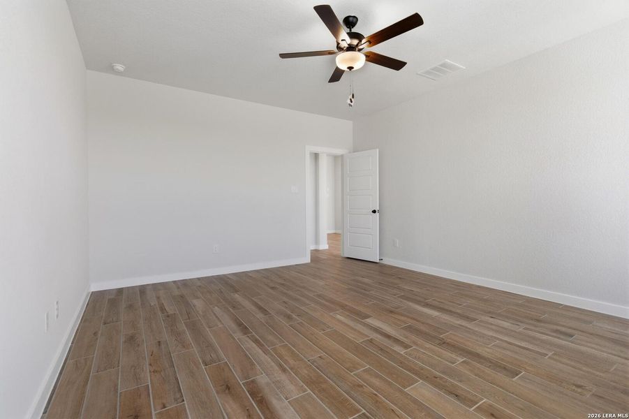 Spacious, unfurnished interior of a new home in Alamo Estates, San Antonio (Image 20).