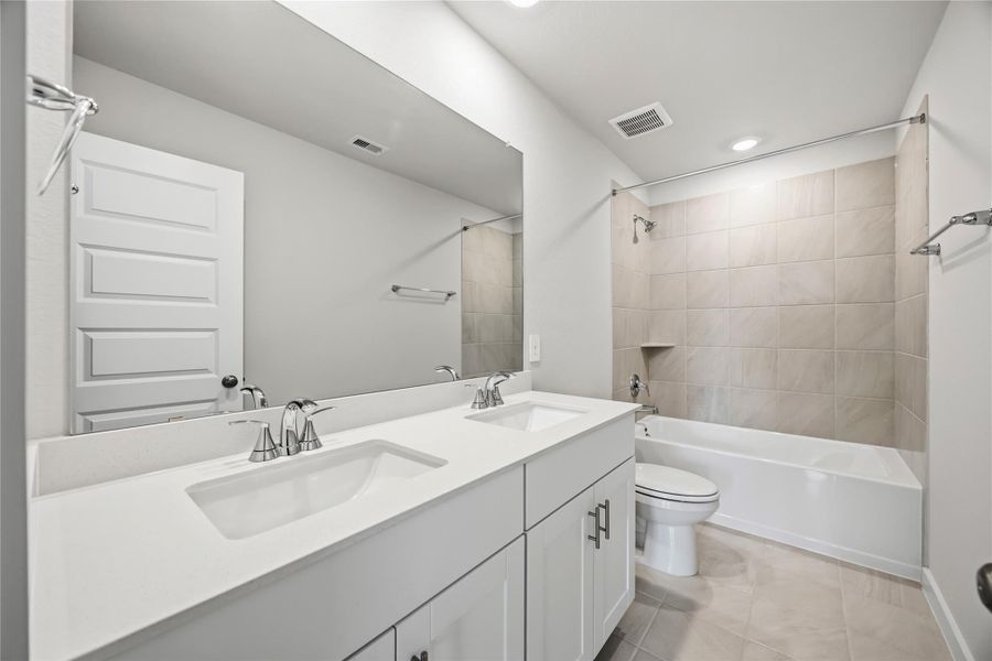large upstairs full bath! large upstairs full bath!
