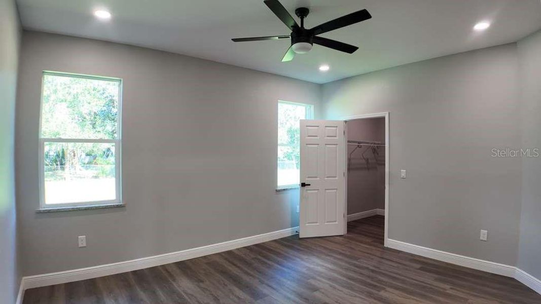 Spacious, unfurnished interior of a new home in , Sebring (Image 6).