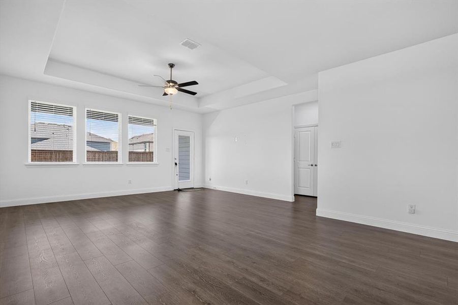 Spacious, unfurnished interior of a new home in Madero 50s, Fort Worth (Image 11). Spacious, unfurnished interior of a new home in Madero 50s, Fort Worth (Image 11).