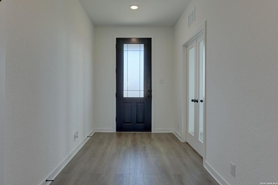 Spacious, unfurnished interior of a new home in Nopal Valley, San Antonio (Image 15).