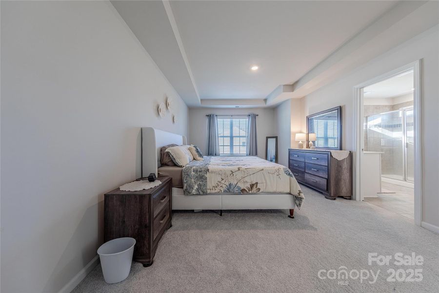 Primary Bedroom w/ En Suite Primary Bedroom w/ En Suite