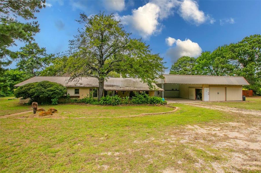 Charming country home situated on approximately 1.5 acres with mature trees and a large workshop. Charming country home situated on approximately 1.5 acres with mature trees and a large workshop.