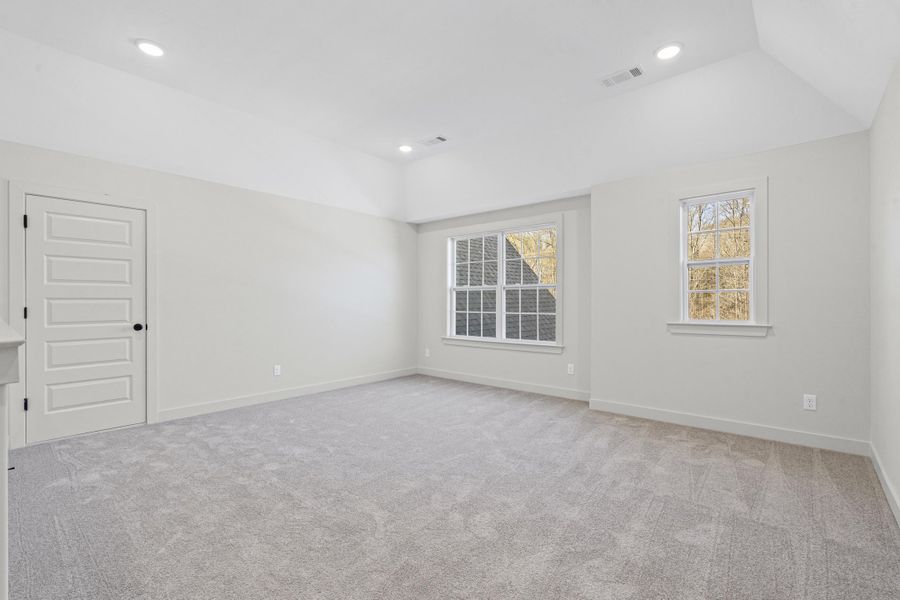 Spacious, unfurnished interior of a new home in White Oak, Arlington (Image 25).