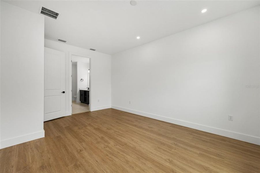 Spacious, unfurnished interior of a new home in , Ocala (Image 24).