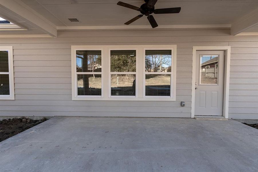 Exterior details and patio area of a home in , Dallas (Image 3).