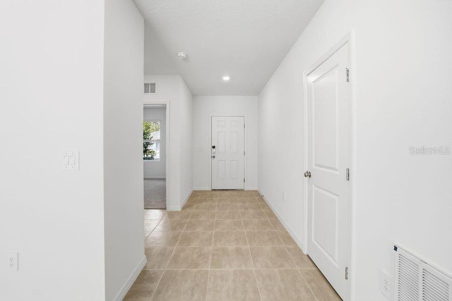 Spacious, unfurnished interior of a new home in Palm Wind, Hudson (Image 20).