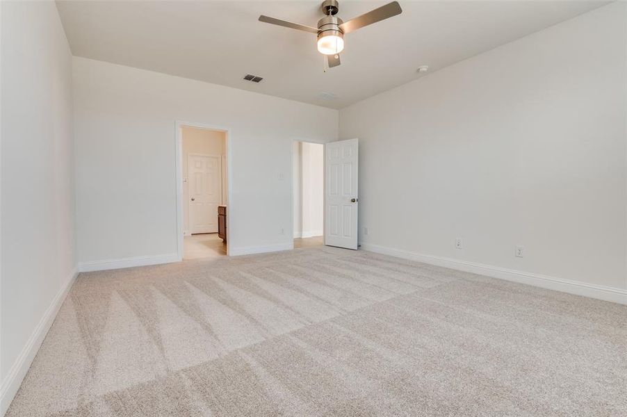Spacious, unfurnished interior of a new home in Cottonwood Creek, Seagoville (Image 17). Spacious, unfurnished interior of a new home in Cottonwood Creek, Seagoville (Image 17).
