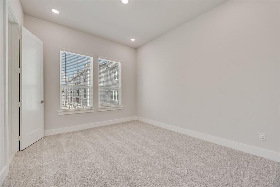 Spacious, unfurnished interior of a new home in Collin Creek, Plano (Image 17).