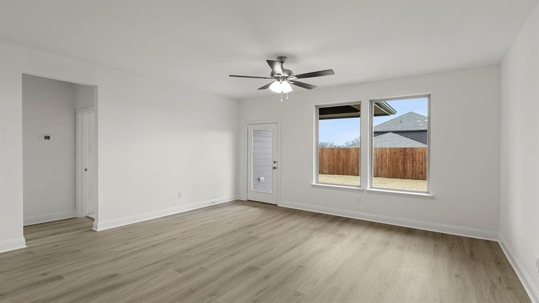 16. 1733 Edgeway - Family (2)