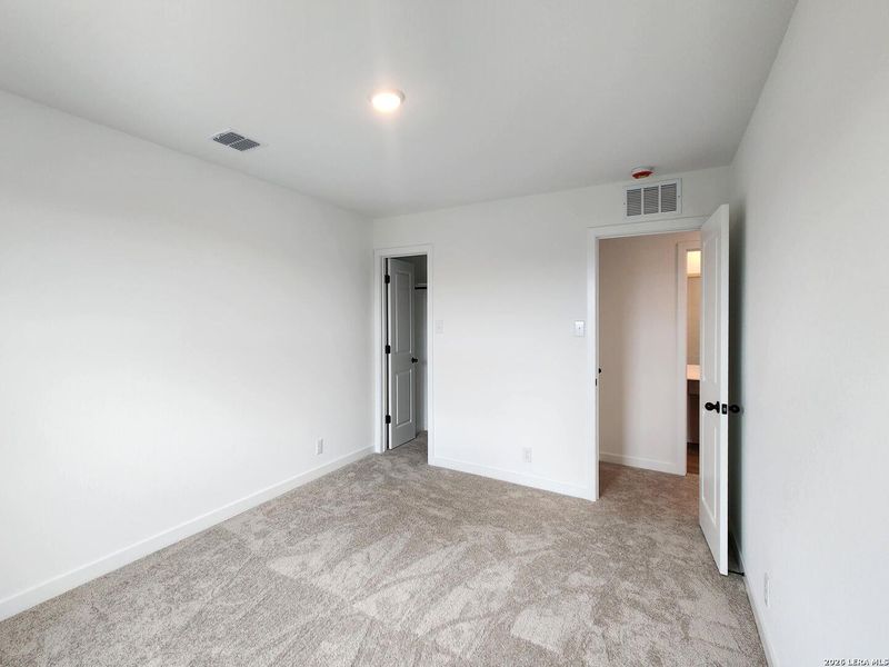 Spacious, unfurnished interior of a new home in Nopal Valley, San Antonio (Image 16).