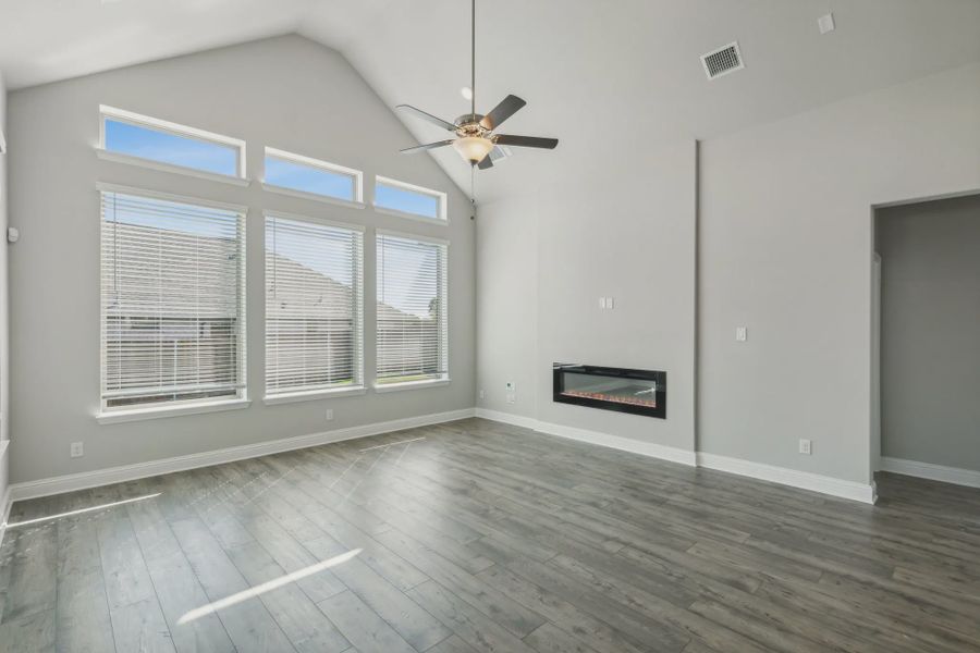 Spacious, unfurnished interior of a new home in Oaks of North Grove, Waxahachie (Image 11).