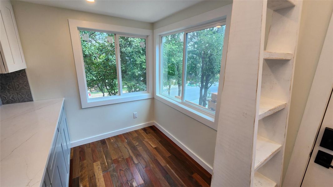 Space for sofa or sofa-bed. Space for sofa or sofa-bed.